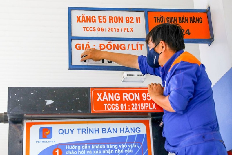 Giá xăng tăng lần thứ tư liên tiếp, sát ngưỡng 24.000 đồng/lít