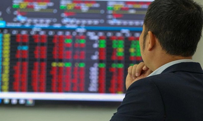 Nhà đầu tư nội tháo chạy, tay to nước ngoài gom cổ phiếu ngân hàng