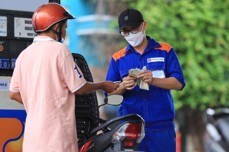 Giá xăng giảm lần thứ 3 liên tiếp, về mốc 20.000 đồng/lít