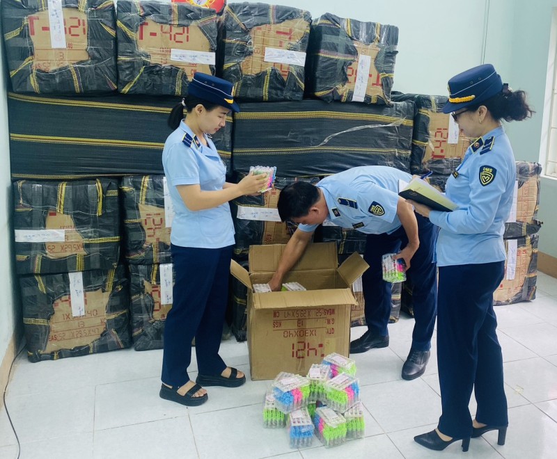 Lào Cai phát hiện 54.000 kẹo đồ chơi trẻ em không rõ xuất xứ