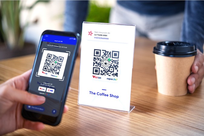 Cảnh báo chiêu trò dán đè mã QR giả mạo để chiếm đoạt tiền