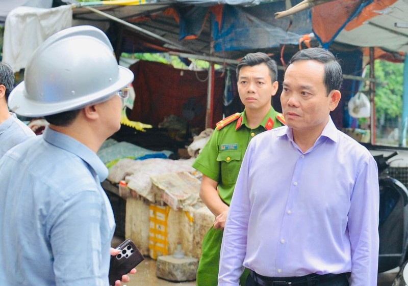 Phó Thủ tướng trực tiếp xuống hiện trường, chỉ đạo khắc phục hậu quả vụ cháy chung cư mini