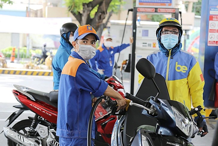Lùi thời gian điều hành giá xăng dầu trong nước sang ngày 23/10