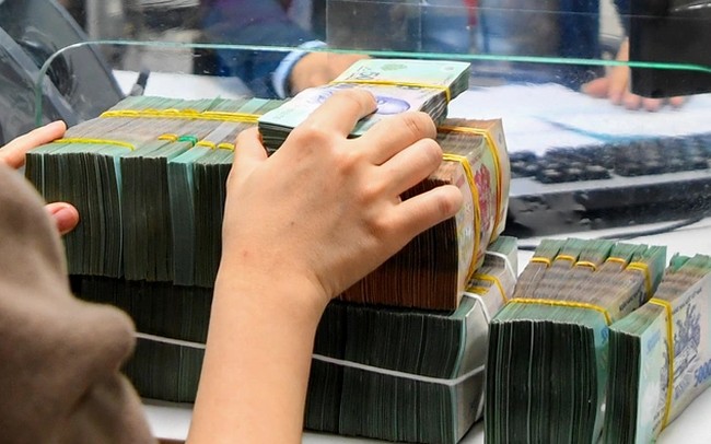 Đầu tư chứng khoán, bất động sản bấp bênh, người dân tiếp tục gửi tiền vào ngân hàng