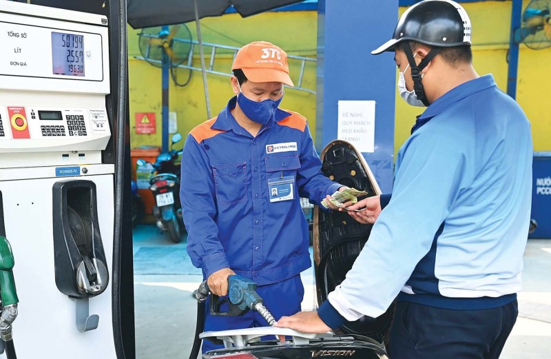 Giá xăng dầu giảm gần 1.000 đồng/lít từ 15h chiều nay