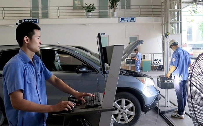 Nhà nước thêm nhiều quy định, hãng xe tăng giá... mua ô tô tốn tiền hơn