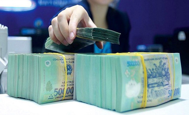 Lãi tiết kiệm ngân hàng vẫn tiếp tục "lao dốc"