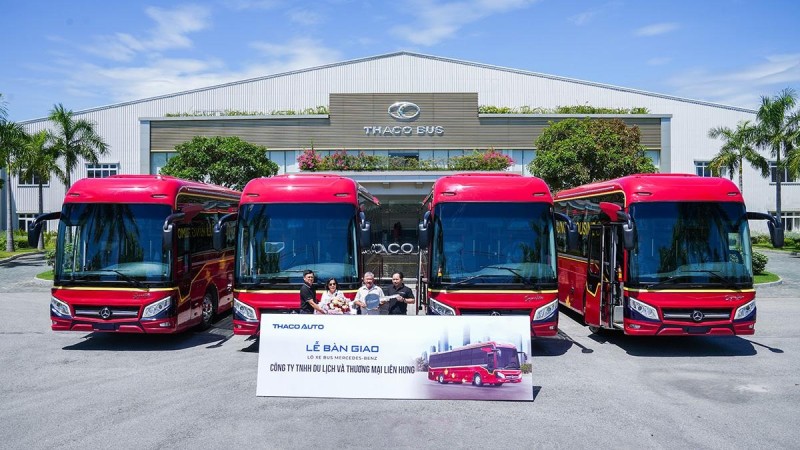 Thaco Auto bàn giao 10 xe buýt cao cấp Mercedes - Benz cho Công ty Liên Hưng