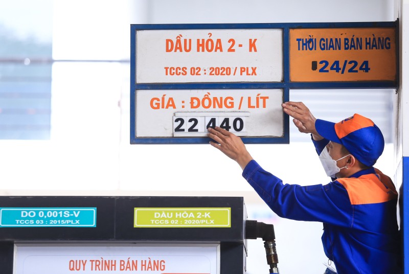 Giá xăng dầu giảm hơn 1.400 đồng/lít, về mốc 23.000 đồng/lít