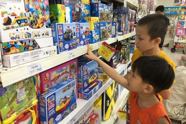 Sôi động thị trường quà tặng dịp Quốc tế Thiếu nhi 1/6