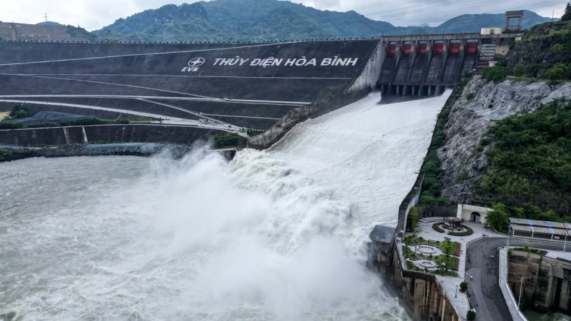 Bộ trưởng Bộ NN&PTNT lệnh Giám đốc Thủy điện Hoà Bình mở tiếp cửa xả đáy số 3