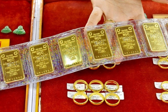 Giá vàng và ngoại tệ ngày 6/8: Vàng thế giới lao dốc, USD về mốc 102