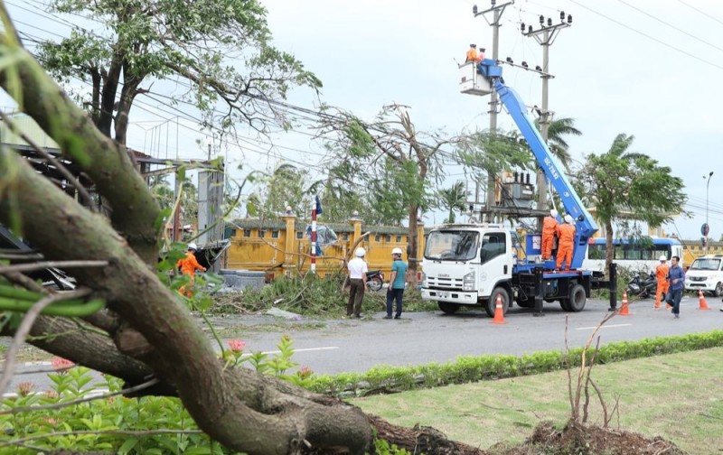 Gần 99% khách hàng bị ảnh hưởng bởi bão số 3 được cấp điện trở lại