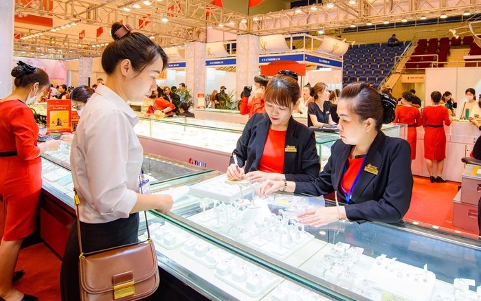 Giá vàng và ngoại tệ ngày 13/1: Nhẫn trơn và vàng SJC giảm nhẹ, đồng USD tăng tiếp