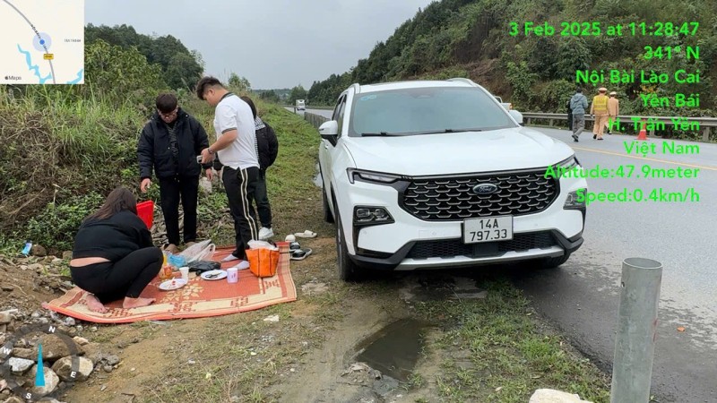 Trải chiếu ngồi ăn cơm trên cao tốc, tài xế ô tô bị xử phạt nặng