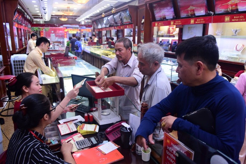 Giá vàng và ngoại tệ ngày 12/2: Vàng chịu áp lực chốt lời, USD xuống mức 107