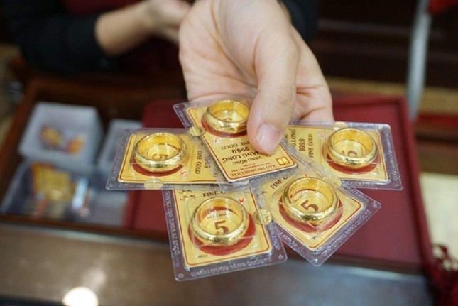 Giá vàng và ngoại tệ ngày 18/2: Vàng đảo chiều tăng, USD tiếp đà giảm