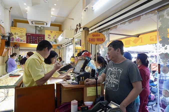 Giá vàng và ngoại tệ ngày 19/2: Vàng bật tăng mạnh, USD lên mốc 107