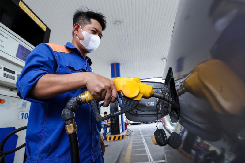 Đề xuất để doanh nghiệp tự công bố giá xăng dầu