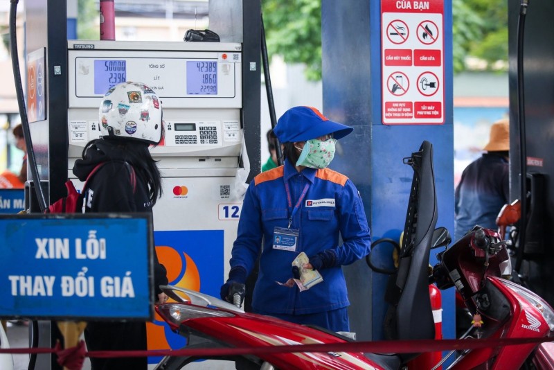 Vì sao xăng vẫn "gánh" hai loại thuế, phí?