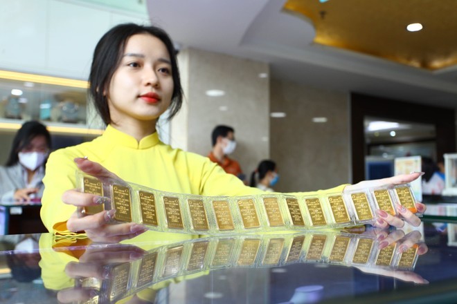 Giá vàng lập đỉnh 127 triệu, vàng thế giới đi ngang