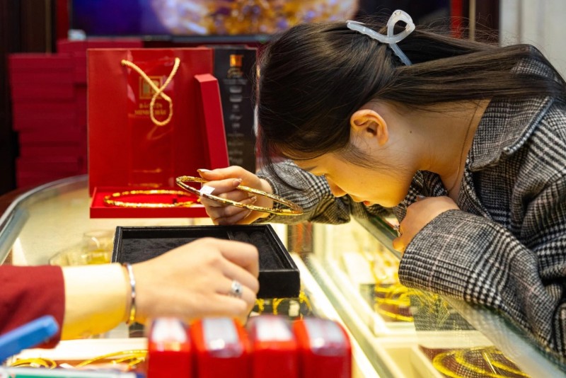 Giá vàng sáng nay 6/10/2025: Vượt 138 triệu đồng/lượng
