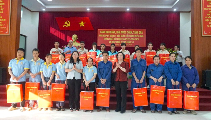 Phó Thủ tướng Phạm Thị Thanh Trà tặng quà cho người có công tại Lào Cai