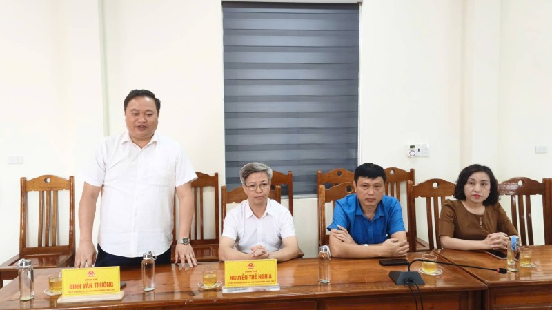Hội Kinh tế môi trường Việt Nam làm việc và tặng quà tại phường Trung Tâm, Lào Cai
