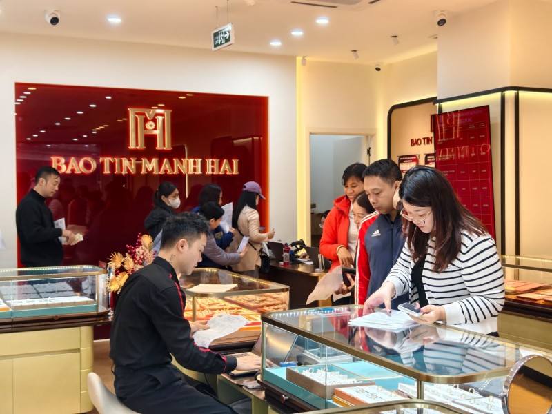 Giá vàng hôm nay 23/7: Vàng miếng rớt giá, đi ngược với vàng thế giới