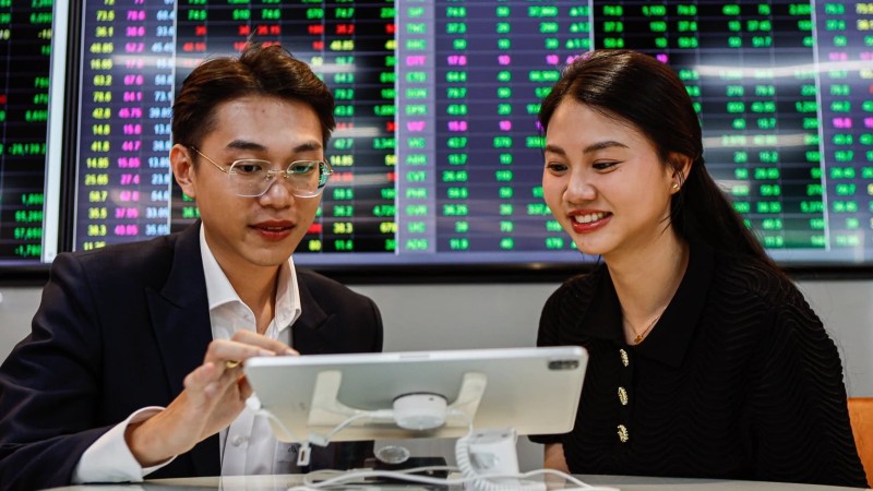Chứng khoán Việt lên hạng: Tài khoản mở mới tăng cao, thanh khoản vẫn mất hút