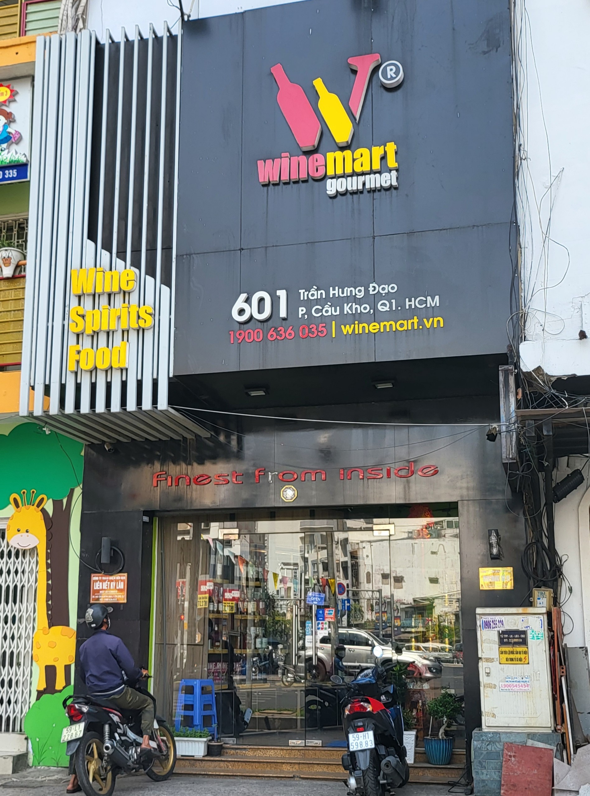 TP.HCM: Hệ thống cửa hàng WineMart công khai bán rượu “3 không”