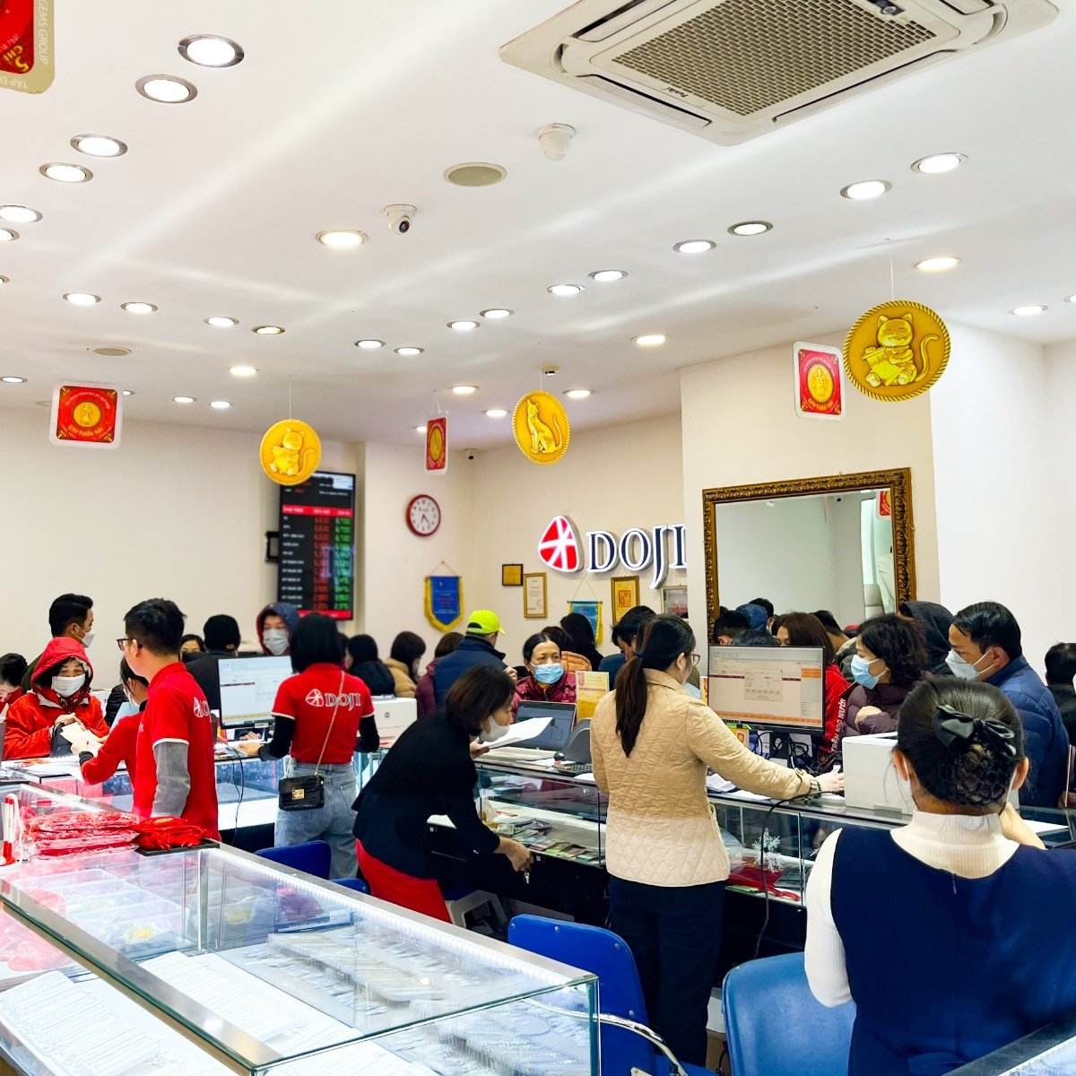 Người dân xếp hàng mua vàng tại DOJI ngày vía thần tài