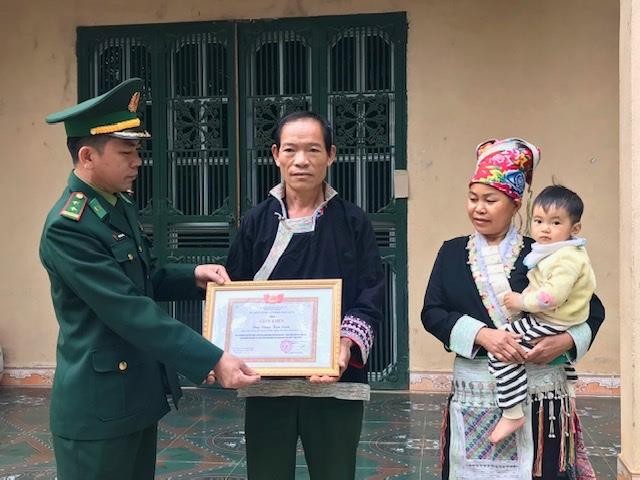 Bộ đội Biên phòng Lào Cai - Góp sức thắp sáng vùng biên