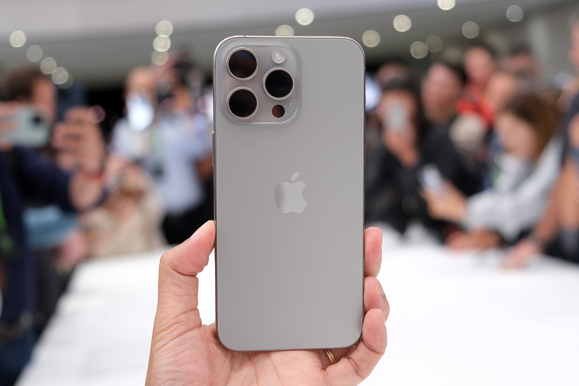 Rủi ro khi mua iPhone 15 khóa mạng được rao bán giá rẻ hơn máy chính hãng