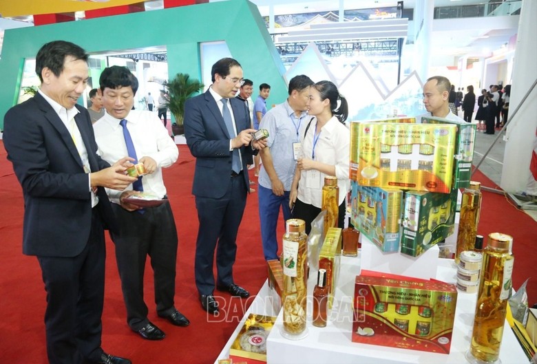 HỘI CHỢ THƯƠNG MẠI QUỐC TẾ VIỆT - TRUNG (LÀO CAI) LẦN THỨ 23, NĂM 2023: Thêm những cái "bắt tay" kết nối, giao thương