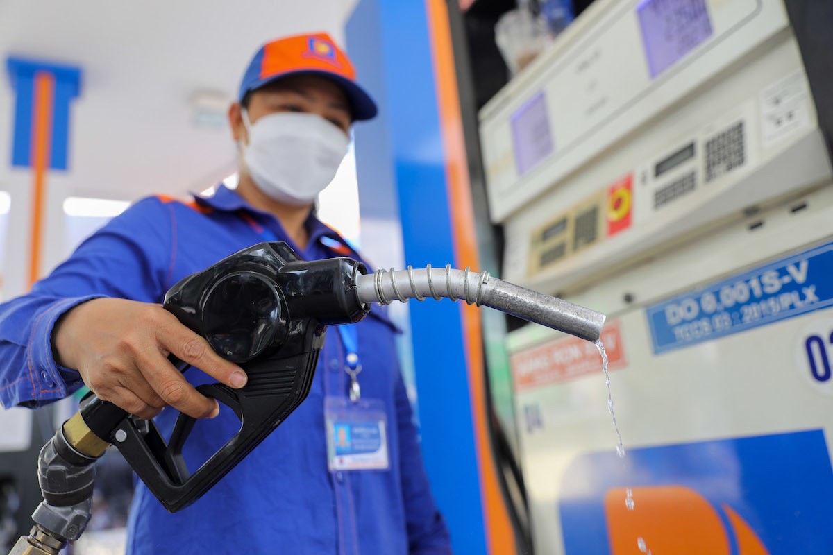 Giá xăng dầu hôm nay 26/12: Tăng giảm trái chiều