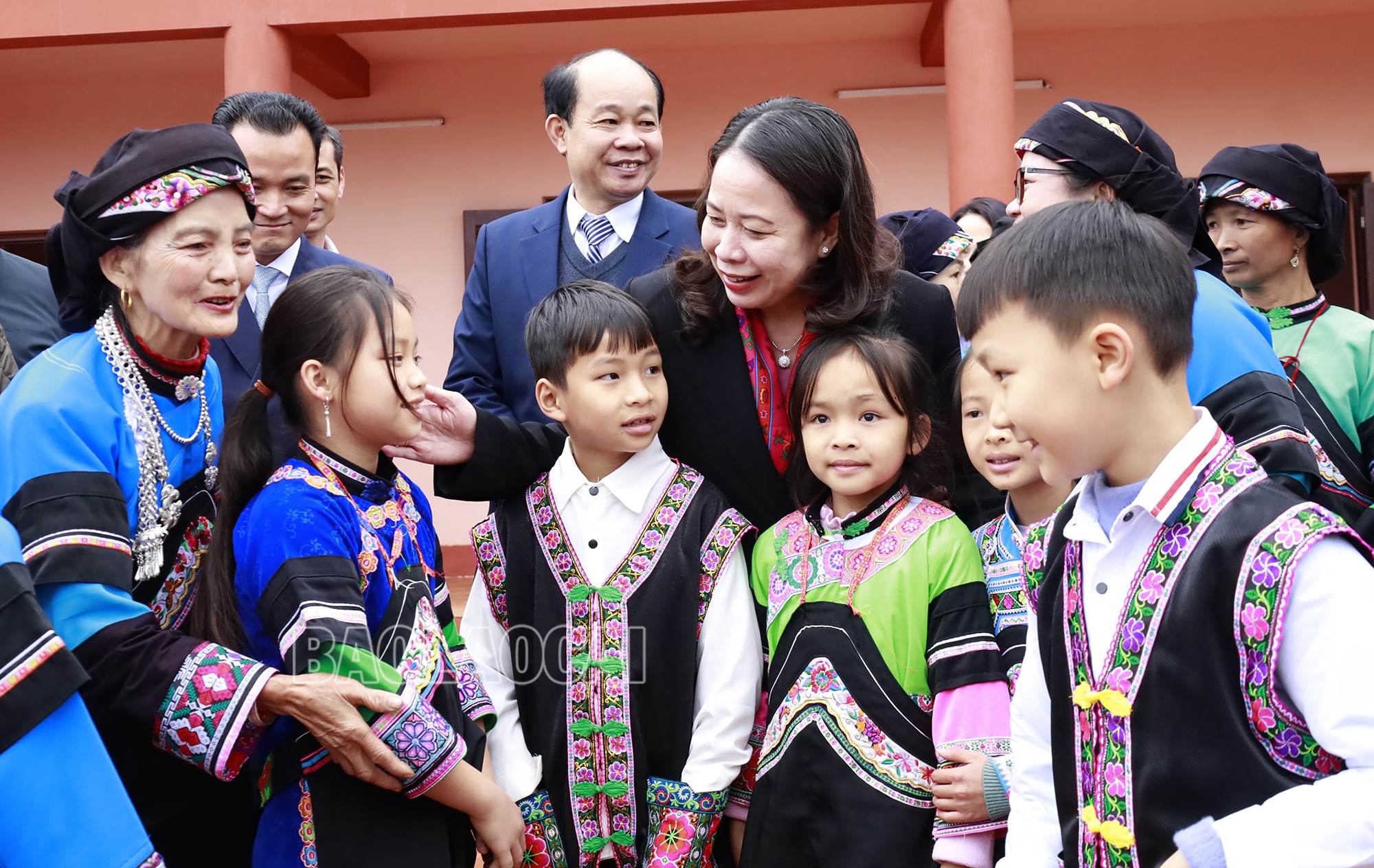 Phó Chủ tịch nước Võ Thị Ánh Xuân thăm, tặng quà cán bộ, Nhân dân huyện Mường Khương