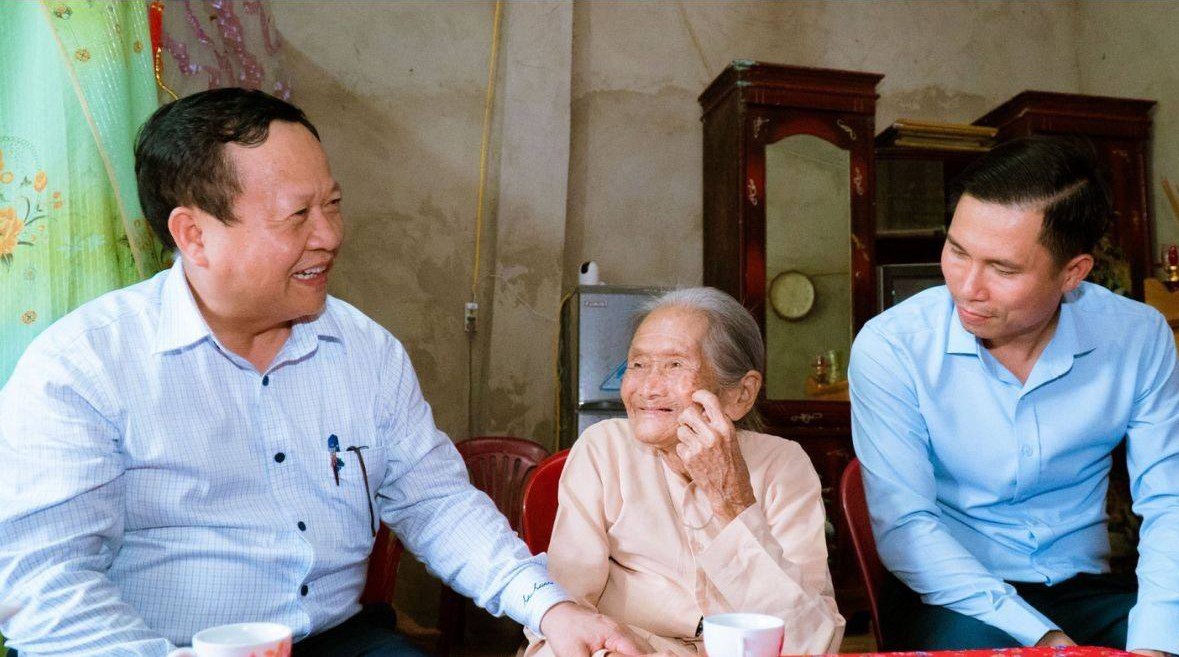 Phó Chủ tịch UBND tỉnh Nguyễn Trọng Hài thăm, tặng quà gia đình người có công tại huyện Mường Khương