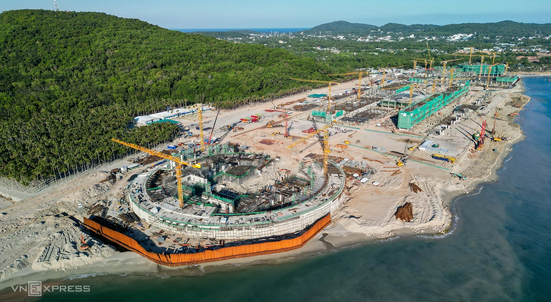 Hình hài Trung tâm Hội nghị và Triển lãm APEC Phú Quốc sau nửa năm xây dựng