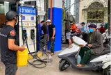 Bộ Công Thương yêu cầu xử lí các trường hợp bán xăng qua can, thùng