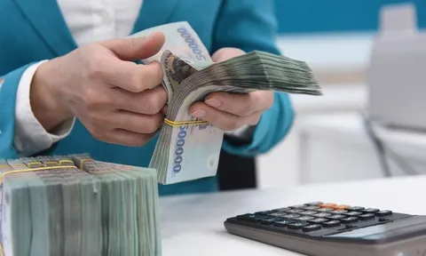 Ngân hàng đồng loạt tăng lãi suất cơ sở, lãi suất tham chiếu, có nơi chạm 13,5%/năm