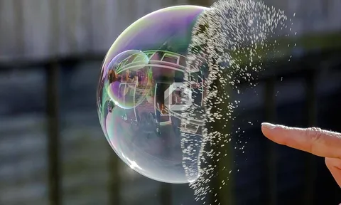 Giá giảm hơn 80%, một loại bong bóng vừa vỡ ở nền kinh tế ngay cạnh Việt Nam?