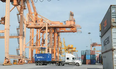 Xuất nhập khẩu 8 tháng năm 2025 tăng mạnh, Việt Nam xuất siêu gần 14 tỷ USD