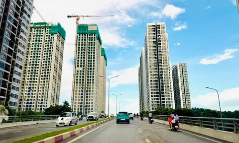 Lượng tiền dồi dào trên thị trường đang “thổi bùng” cơn sốt bất động sản