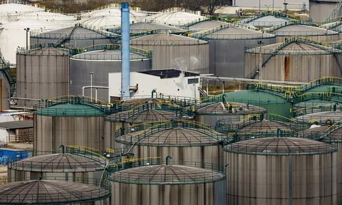 Ông Trump lệnh phong tỏa eo biển Hormuz, giá dầu tăng dựng đứng, vàng giảm sâu