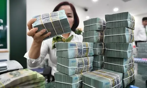 Tiền gửi vào ngân hàng lập kỷ lục, xuất hiện 2 nhà băng vượt mốc 2 triệu tỷ