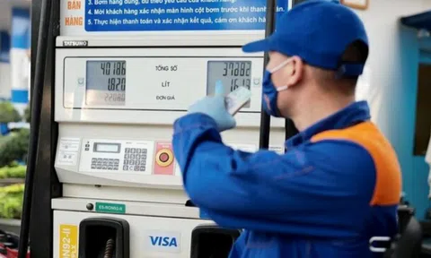 Giá xăng dầu quay đầu giảm 320 đồng/lít