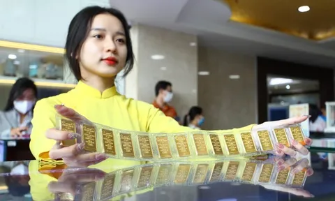 Giá vàng lập đỉnh 127 triệu, vàng thế giới đi ngang