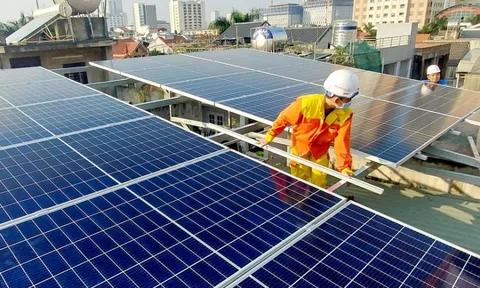 Vì sao lắp điện mặt trời mái nhà tự dùng phải thông báo EVN?