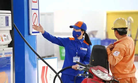 Thị trường xăng dầu liên tiếp nhận tin vui: Giảm thuế, giá RON 95 về ngưỡng 24.000 đồng